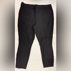 Isaac Mizrahi 20W black cropped with buttons